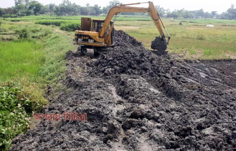 আশুলিয়ার পাথালিয়ায় ইজিপিপি প্রকল্পের কাজ চলছে ভেকু দ্বারা