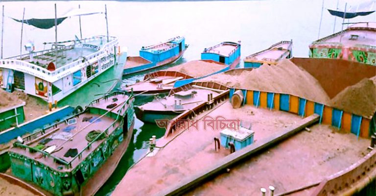 সুনামগঞ্জের যাদুকাটা নদীতে অভিযান চালিয়ে ১৮টি নৌকাসহ বালি আটক