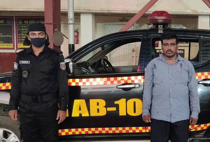 র‌্যাবের হাতে গ্রেফতার প্রতারক সেলিম