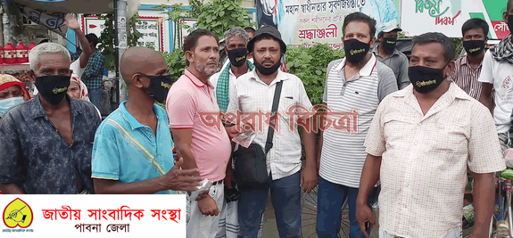 পাবনার রিক্সা ও অটো চালকদের বিনামুল্যে মাস্ক ও সাবান বিতরন করেন জাতীয় সাংবাদিক সংস্থা
