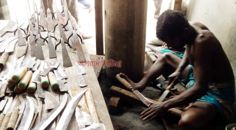 কলাপাড়ার কামার পাড়ায় নেই ব্যাস্ততা -কানে তেমন বাজছে না টুং টাং শব্দ