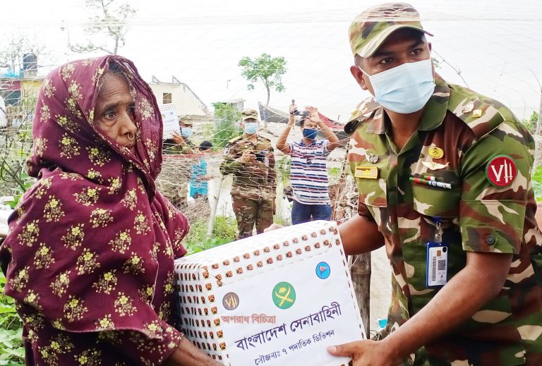 কুয়াকাটায় কর্মহীন জেলে পরিবারের মাঝে সেনাবাহিনীর খাদ্য সামগ্রী বিতরণ