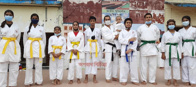ঢাকা কারাতে একাডেমির কৃতি শিক্ষার্থীদের মাঝে বেল্ট প্রদান