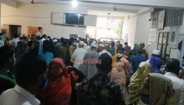 দুমকি স্বাস্থ্যকেন্দ্রে টিকা নিতে ঢল হিমশীম খাচ্ছে কর্তৃপক্ষ