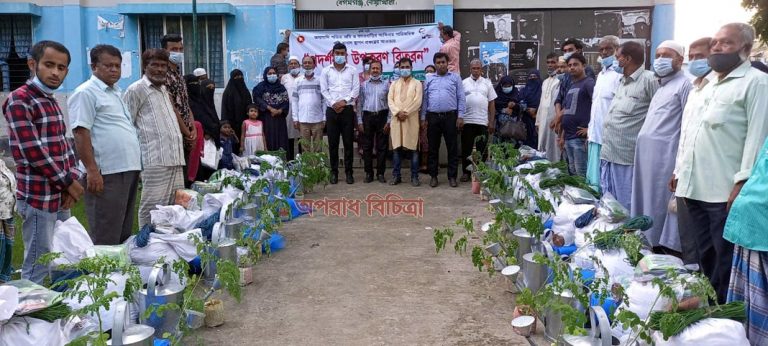 নোয়াখালীর বেগমগঞ্জে কৃষি প্রদর্শনী উপকরণ বিতরণ
