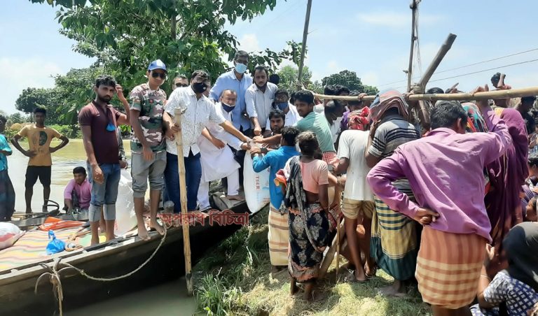 রাজশাহীর বাঘায় পদ্মার দূর্গম চরে ১৫০০ পরিবারকে খাবার দিলেন পররাষ্ট্র প্রতিমন্ত্রী