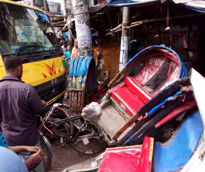 মগবাজারে র‌্যাবের গাড়িতে   কাভার্ড ভ্যানের ধাক্কা,আহত ৫