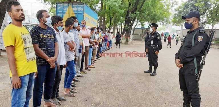 বিআরটিএ অফিসে ভ্রাম্যমাণ আদালতে আটক ৩৬ দালাল
