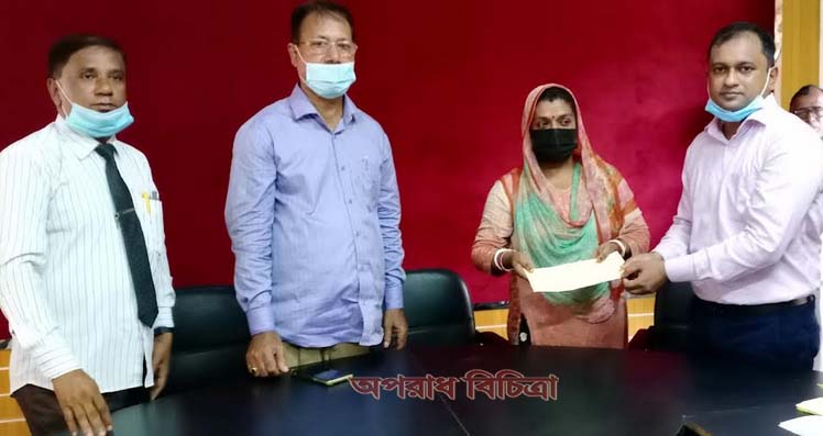 পটুয়াখালীতে ১০ অসচ্ছল  সাংস্কৃতিক কর্মী পেল প্রধানমন্ত্রীর অনুদানের চেক