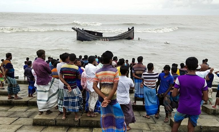 কুয়াকাটা সৈকত সংলগ্ন সমুদ্রে মাছ ধরা ট্রলার নিমজ্জিত।। ১৫ জেনে জীবিত উদ্ধার