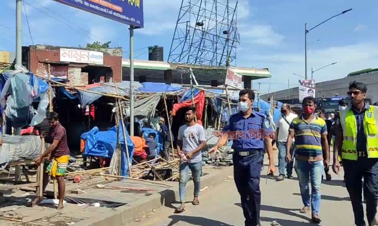 কাচঁপুর হাইওয়ে পুলিশের নেতৃত্বে মহাসড়কের পাশে অবৈধ স্থাপনা উচ্ছেদ
