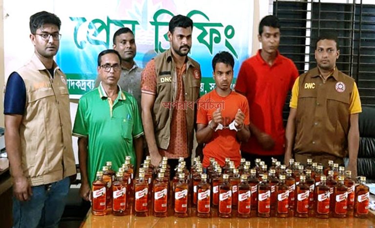 সুনামগঞ্জ সীমান্তে বেপরোয়া হয়ে উঠেছে চোরাকারবারীরা: মদসহ ২ জন আটক