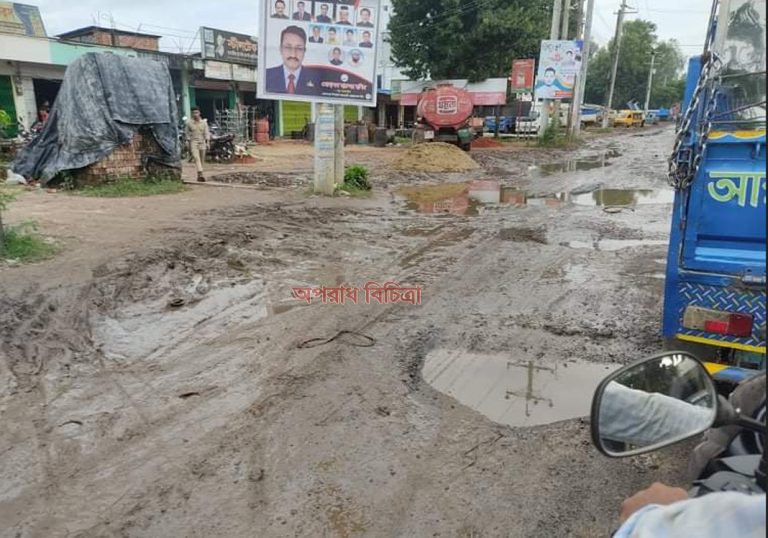 চট্টগ্রাম-কক্সবাজার মহাসড়কে খানাখন্দে ভরপুরঃ অতিষ্ট যাত্রী ও চালক