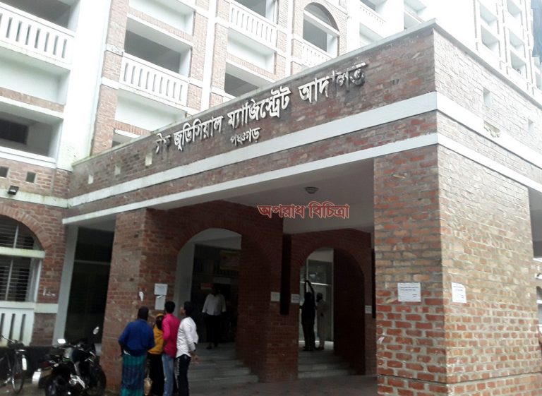 পঞ্চগড় আদালত চত্বরে বাদী-বিবাদী পক্ষের মারামারি, প্রধান আসামী কুদরত-ই-খুদা মিলন পলাতক গ্রেফতার-৬