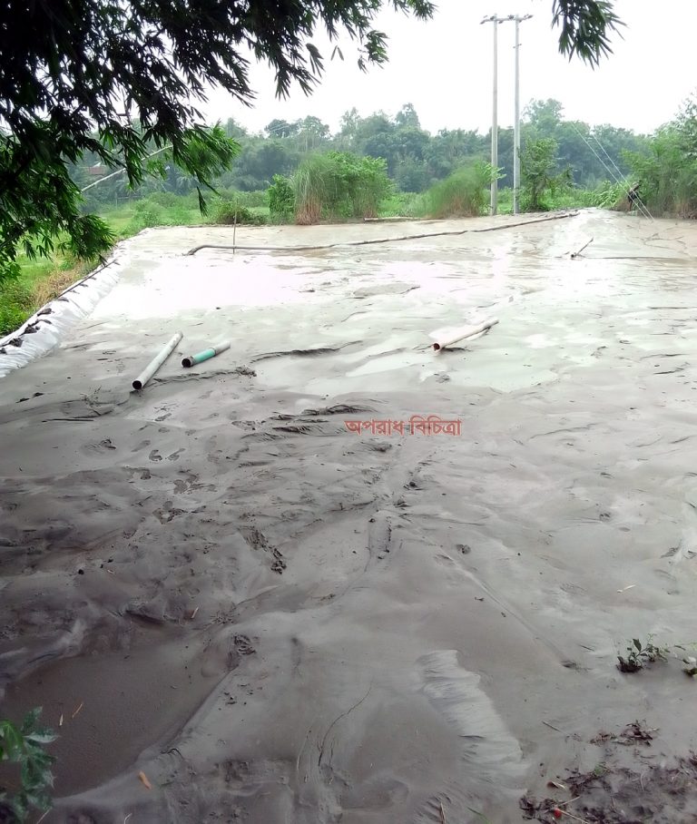 ধামরাইয়ে বংশী নদীর বালু লুট করে ২ কোটি টাকা হাতিয়ে নিয়েছে দুই বালুদস্যু