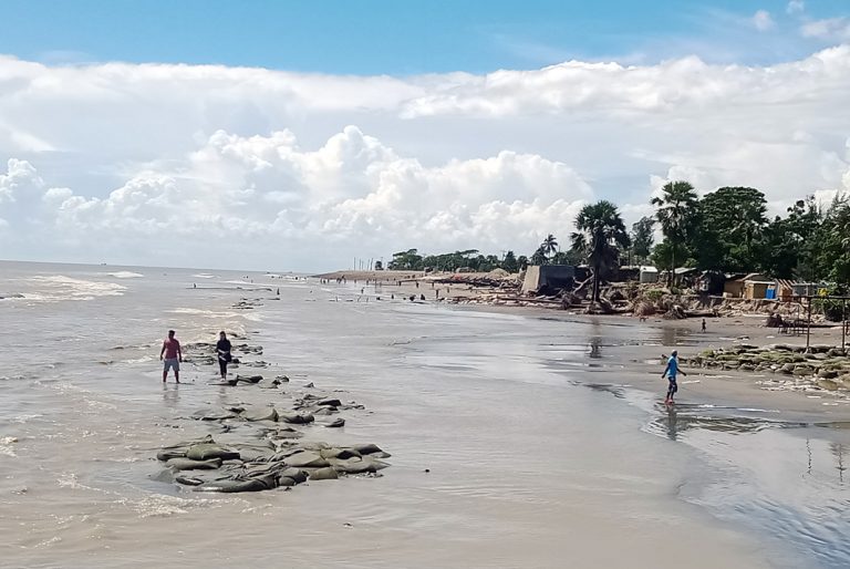কুয়াকাটায়  ভাসমান পতিতা, বিড়ম্বনায়  পর্যটকরা