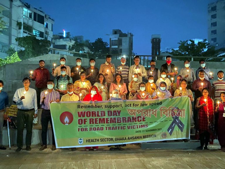 সড়ক দুর্ঘটনায় নিহতদের স্মরণে মোমবাতি প্রজ্জ্বলন ও পদযাত্রা ঢাকা আহ্ছানিয়া মিশনের