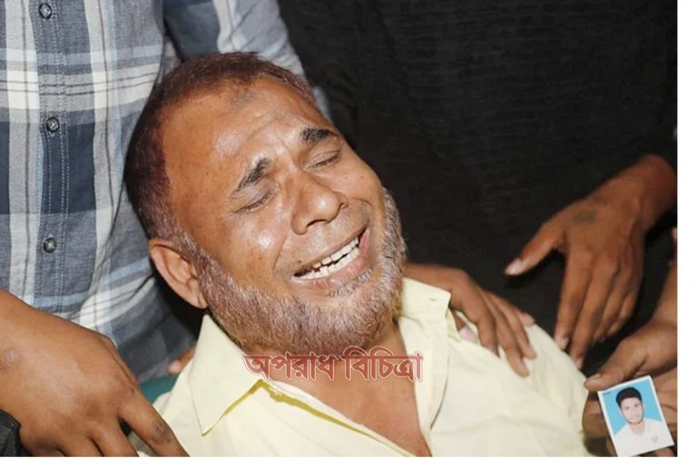 অপরাধ বিচিত্রা ডেস্ক  নিউজঃ রাজধানীর গুলিস্তানে ঢাকা দক্ষিণ সিটি করপোরেশনের ময়লার গাড়ির ধাক্কায় প্রাণ গেল নটরডেম কলেজের ছাত্র নাঈম হাসানের (১৭)। আজ বুধবার দুপুর পৌনে বারোটায় গুলিস্তান হল মার্কেটর সামনে রাস্তা পার হওয়ার সময় এ ঘটনা ঘটে।