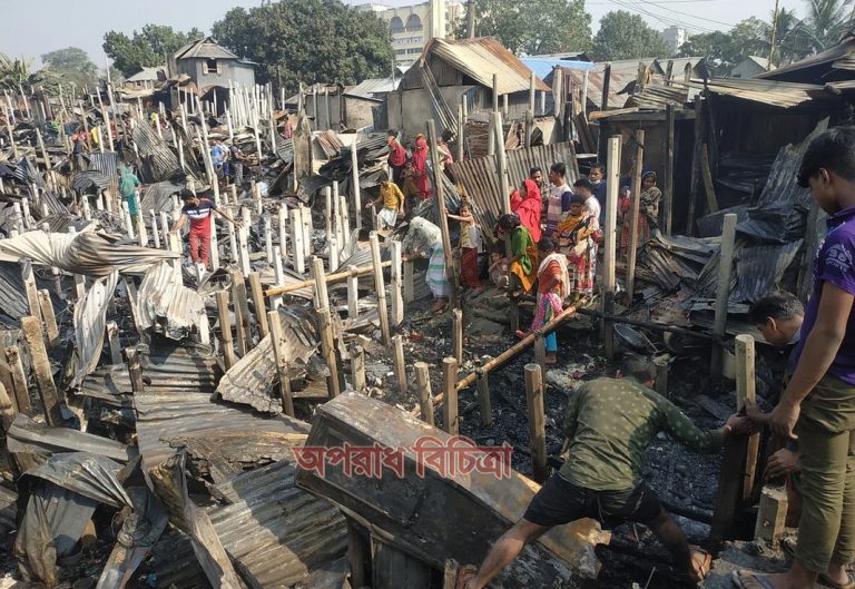 দিনে প্রাণচঞ্চল বস্তিটি রাতের আগুনে পুড়ে ছাই