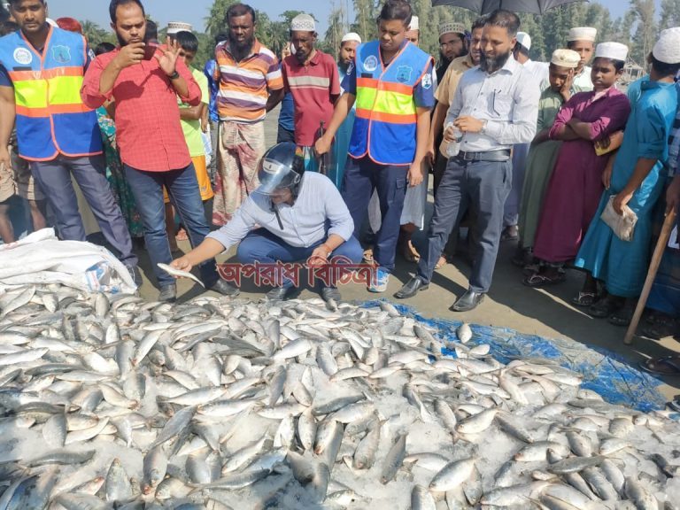 কুয়াকাটায় নৌ পুলিশের অভিযান ,কারেন্ট জালসহ ৩০ মন ঝাটকা ইলিশ জব্দ