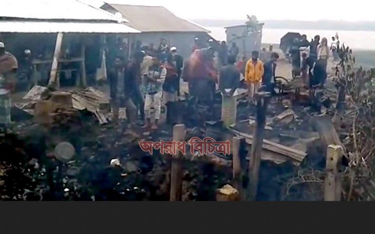 পটুয়াখালীর কলাপাড়ায় আগুনে  পুড়ে গেছে ৫ টি দোকান