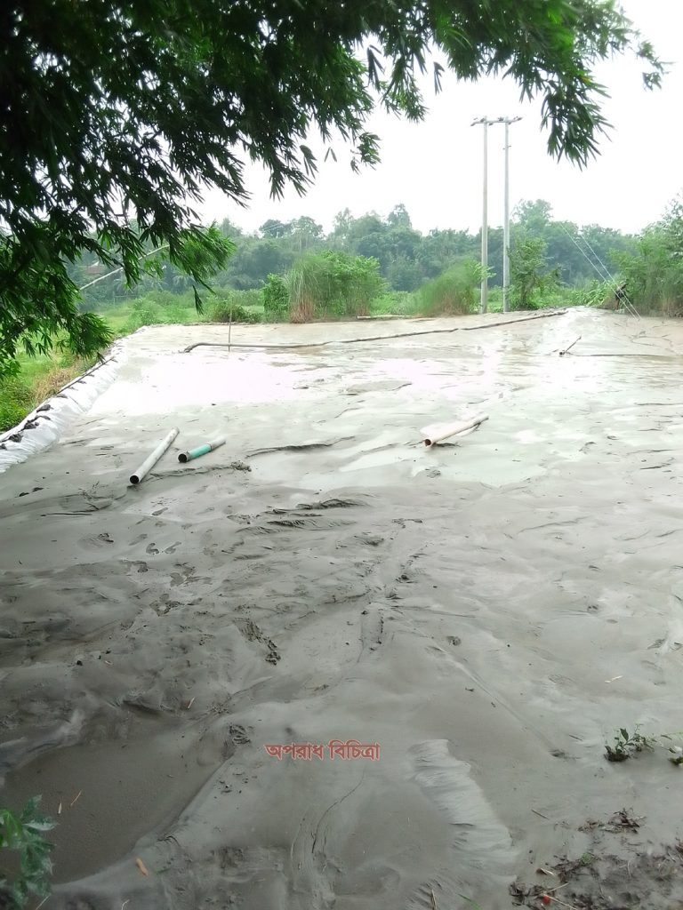 ধামরাইয়ে বংশী নদীতে ড্রেজার বসিয়ে বালু লুট করে ২ কোটি টাকা হাতিয়ে নিচ্ছে দুই বালুদস্যু