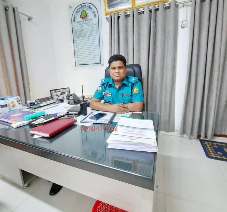 হিজড়াদের পাল্টাপাল্টি সংঘর্ষের তথ্য দিতে নারাজ ওসি ! রাতে সাংবাদিকদের সাথে ঔদ্ধত্যপূর্ণ আচরন