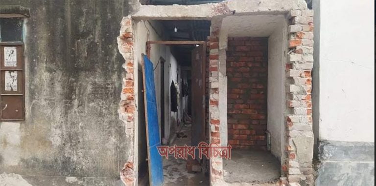 পুলিশের সহযোগিতায় তালাকপ্রাপ্তা স্ত্রীকে দিয়ে বাড়ি দখলের অভিযোগ