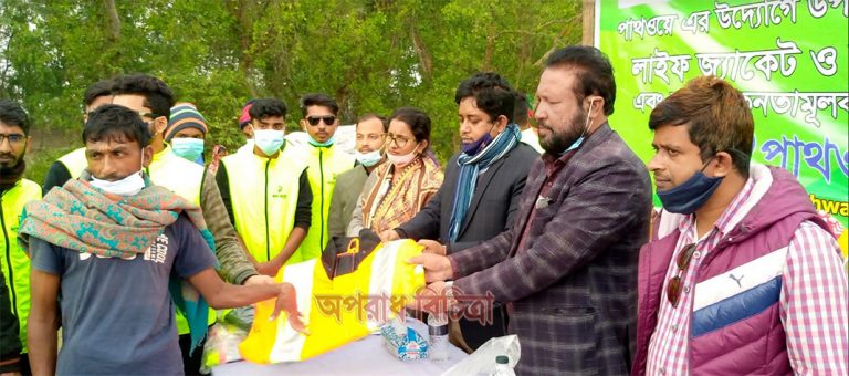 পটুয়াখালীতে ৫ শতাধিক জেলের মাঝে লাইফজ্যাকেট ও শীতবস্ত্র বিতরণ
