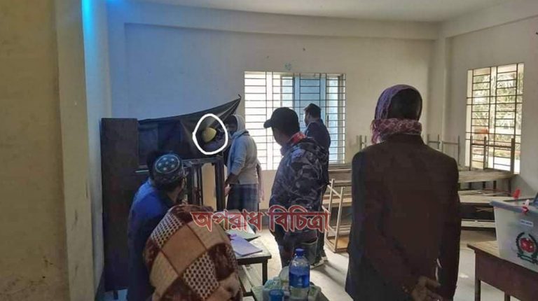 ভোটারের হাত থেকে ব্যালট পেপার নিয়ে সিল মারলেন নেীকার এজেন্ট