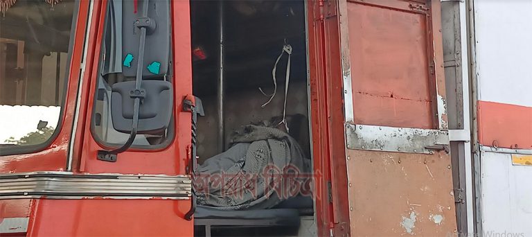 বেনাপোল বন্দরে আমদানিকৃত পন্যবাহী ট্রাক থেকে হেলপারের লাশ উদ্ধার
