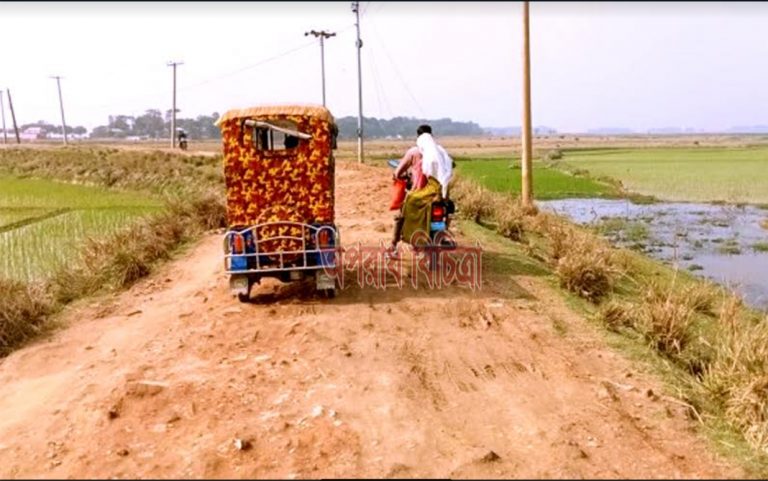 সুনামগঞ্জের পাথারিয়া-বাংলাবাজার সড়কে বেহাল দশা ৫ লক্ষ মানুষের চরম দূর্ভোগ