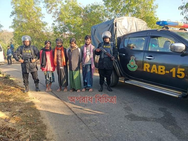 গহীন অরণ্যে র‌্যাবের  অভিযান দেশি-বিদেশি অস্ত্রসহ ৪ রোহিঙ্গা গ্রেফতার