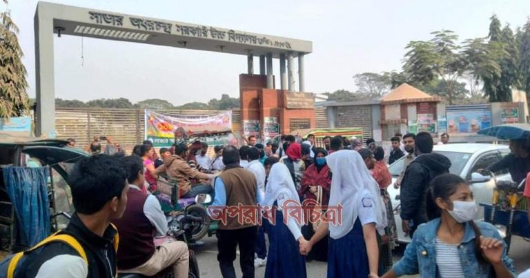 ঢাকার সাভারে ভর্তি হতে না পেরে দ্বিতীয় দিনের মত স্কুলের গেটের সামনে অবস্থান নিয়েছেন অভিভাবকসহ শিক্ষার্থীরা