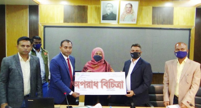 সুবর্ণজয়স্তী উপলক্ষে সামাজিক বনায়নে উপকারভোগীদের মাঝে পটুয়াখালীতে লভ্যাংশের চেক বিতরণ