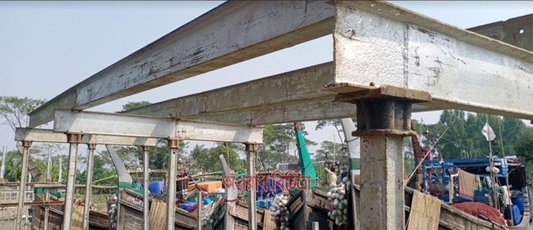 পটুয়াখালীতে অপরিকল্পিত সেতু নির্মাণের প্রতিবাদে জেলেদের মানববন্ধন