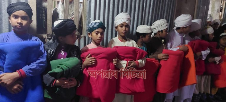  মির্জাগঞ্জের ইওএনও সন্ধ্যায় কম্বল নিয়ে মাদ্রাসায় ছুটে গেলেন