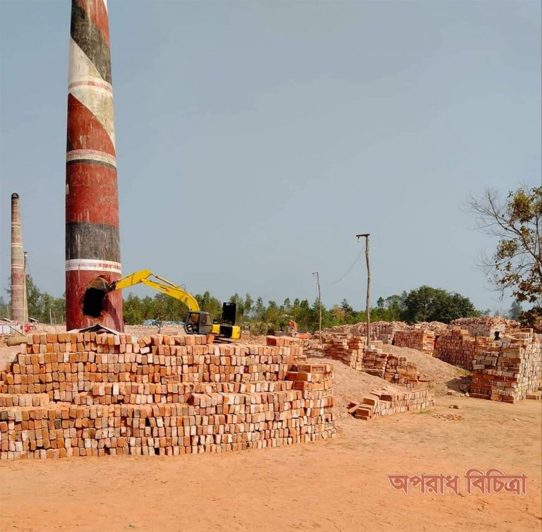 লোহাগাড়ায় পরিবেশ ও জেলা প্রশাসনের যৌথ অভিযানঃ  দুই ইট ভাটা ধ্বংস। 