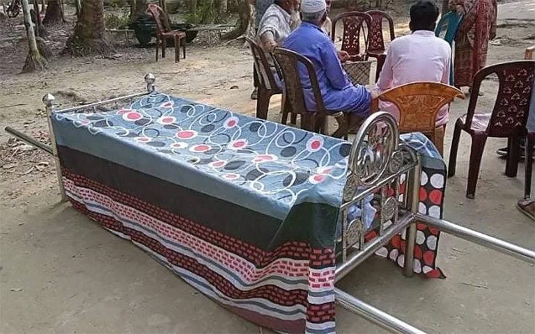 সম্পত্তির জন্য বাবার লাশ দাফনে সন্তানদের বাধা ,, গণ্যমান্য ব্যক্তিদের হস্তক্ষেপে দাফন