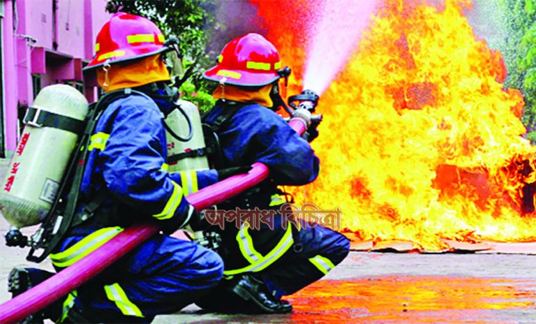  ইসলামপুরে ভয়াবহ আগুন নিয়ন্ত্রণে কাজ করছে…ফায়ার সার্ভিস
