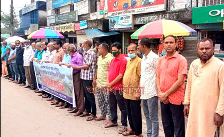 সুনামগঞ্জে বাঁধ ভেঙ্গে হাওরের ফসল ডুবির ঘটনার প্রতিবাদে মানববন্ধন