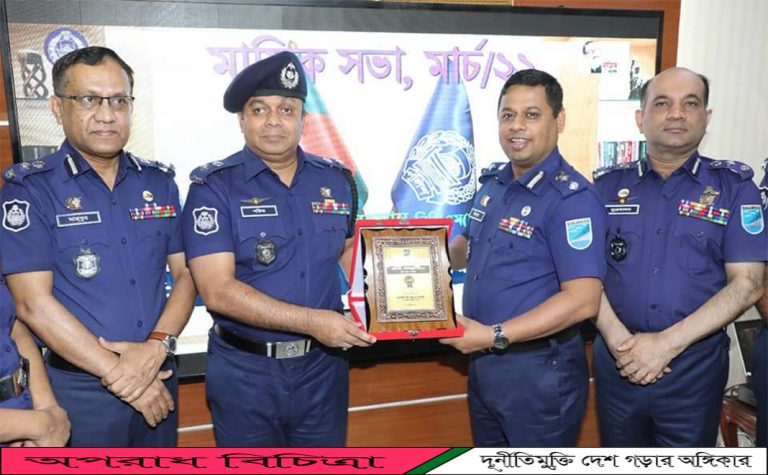 গাজীপুরে সুপার  এসএম শফিউল্লাহ্ বিপিএম মহোদয়কে ক্রেস্ট ও সম্মাননা সনদ প্রদান করেন