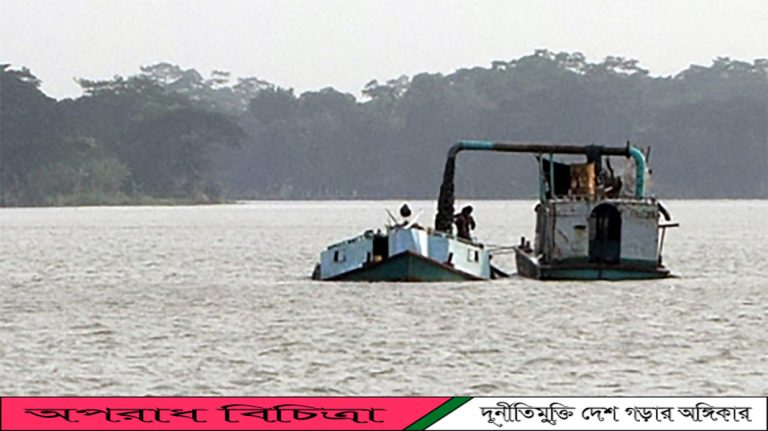 ভ্রাম্যমান আদালত যাওয়ার আগেই তথ্য ফাঁস : ধামরাইয়ে বংশী নদীতে ড্রেজার বসিয়ে বালু লুট