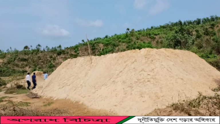 লোহাগাড়ায় অবৈধ বালু উত্তোলণে অভিযান : নির্বাহী ম্যাজিস্ট্রেটে’র পরিচালনায়