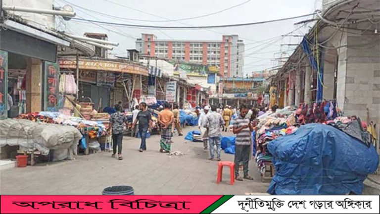  নিউমার্কেট খুলেছে,, কেনাকাটা করছেন ক্রেতারা ভয়ে ভয়ে