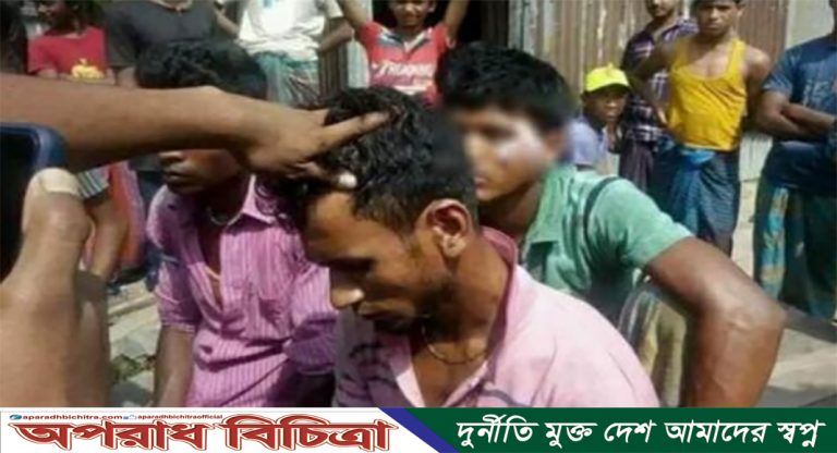 স্কুলছাত্রীর ওড়না টেনে ইভটিজিংয়ের চেষ্টা : ৪ যুবককে গণপিটুনি