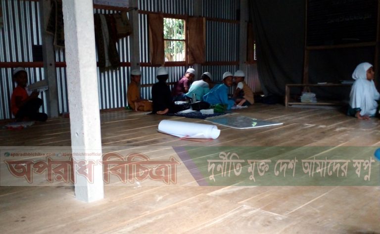 শ্রীনগরে তুচ্ছ ঘটনাকে কেন্দ্র করে মাদ্রাসা শিক্ষকের ওপর হামলা