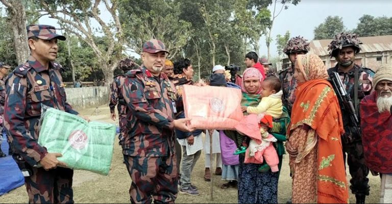 অসহায় ও দুঃস্থদের মাঝে শীতবস্ত্র বিতরণ করলেন রংপুর বিজিবি রিজিয়ন কমান্ডার