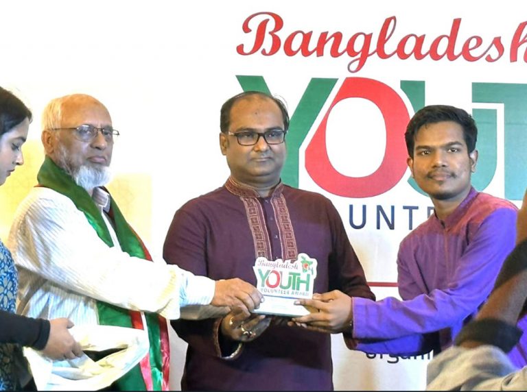 বাংলাদেশ ইয়ুথ ভলেন্টিয়ার এওয়ার্ড পেলেন দূর্বার তারুণ্যের আবিদ