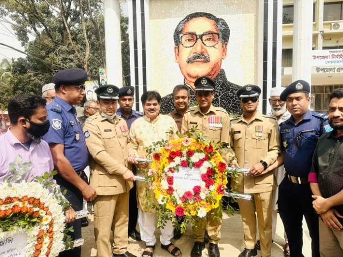বঙ্গবন্ধু স্মৃতি ম্যুরালে ফুল দিয়ে বিনম্র শ্রদ্ধা